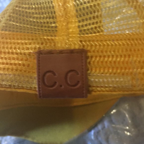 Sparkly ponytail hat - Picture 4 of 5